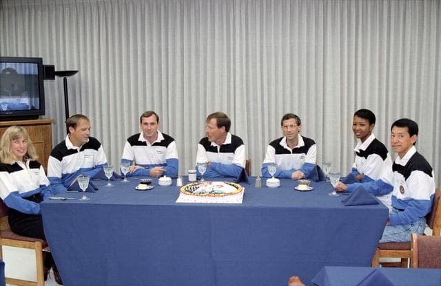 NASA image: STS-47 Endeavour, OV-105, crew eats preflight breakfast at KSC O&C Bldg