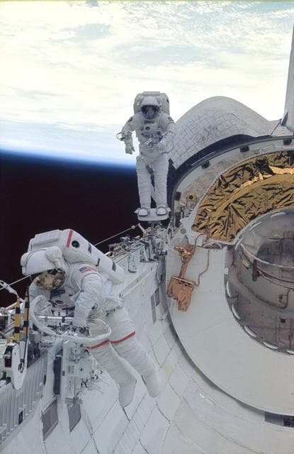 NASA image: Astronauts Newman and Walz evaluate tools for use on HST servicing mission