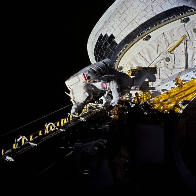 NASA image: STS-54 EV1 Harbaugh works at ASE tilt table in OV-105's payload bay