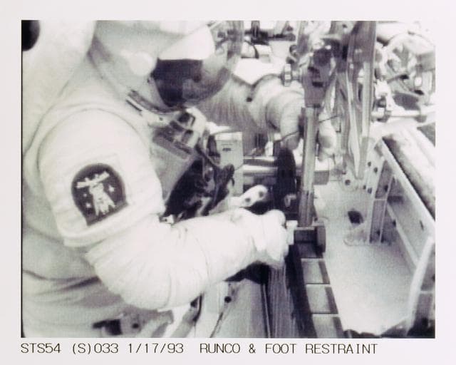 NASA image: STS-54 EV2 Runco attaches PFR to OV-105's PLB longeron during DTO 1210 EVA