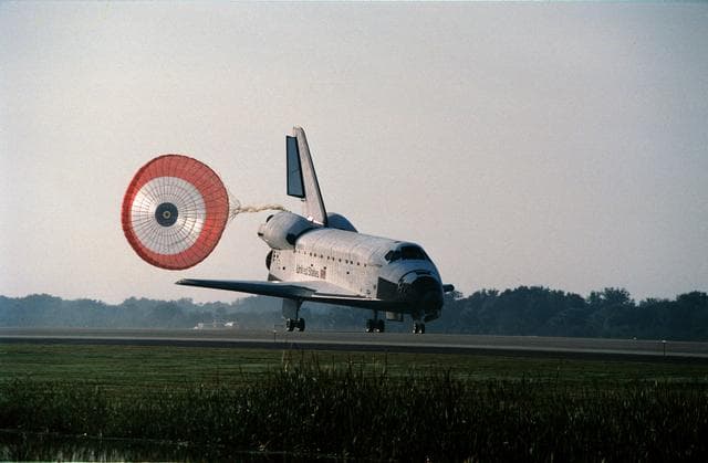 NASA image: STS-54 Endeavour, Orbiter Vehicle (OV) 105, lands on runway 33 at KSC's SLF