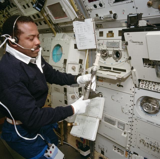 NASA image: STS-55 MS3 Harris holds turbine blade sample at SL-D2 Rack 8 Werkstofflabor
