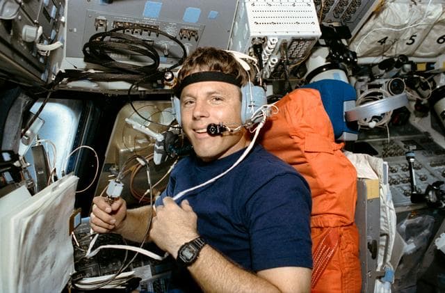 NASA image: STS-56 Pilot Oswald uses SAREX on forward flight deck of Discovery, OV-103