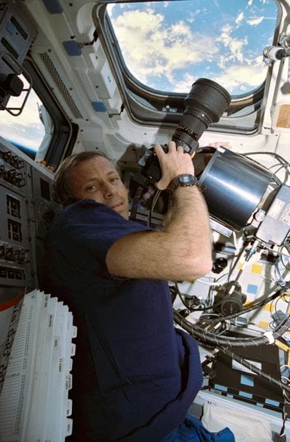 NASA image: STS-56 MS2 Cockrell with HERCULES camera at overhead window W8 on OV-103's FD