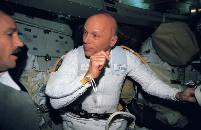 NASA image: Astronauts Musgrave and Akers suit up for final HST spacewalk