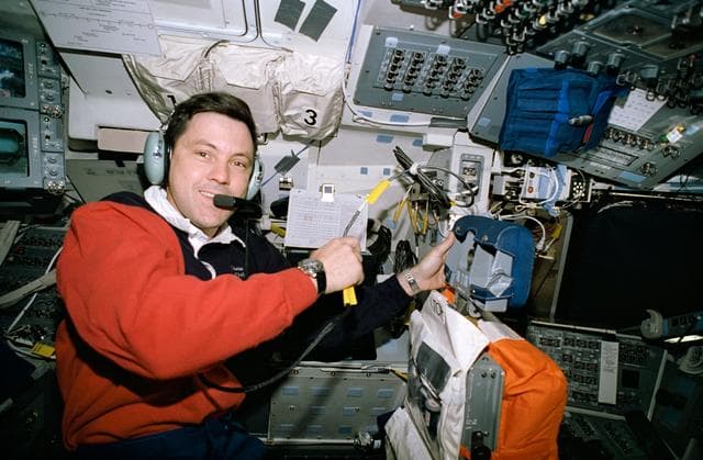 STS-65 Commander Cabana with SAREX-II on Columbia's, OV-102's, flight deck