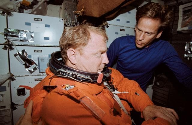 NASA image: STS-69 crew prepares for landing
