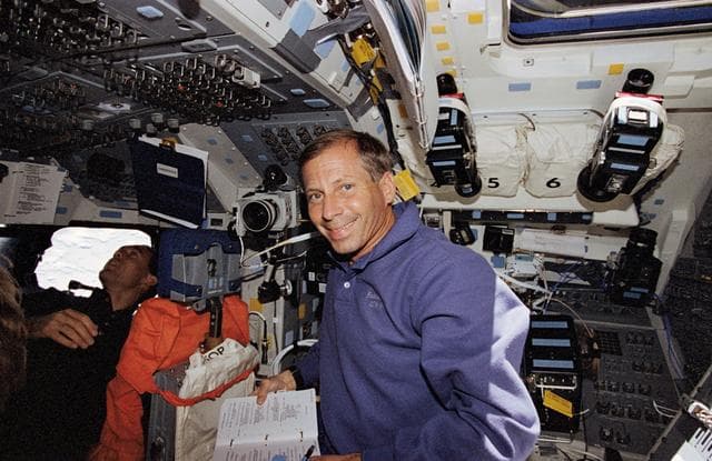 NASA image: STS-69 crewmembers on Endeavour's flight deck