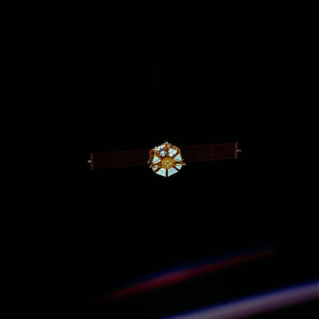 NASA image: Japanese Space Flyer Unit (SFU) satellite rendezvous