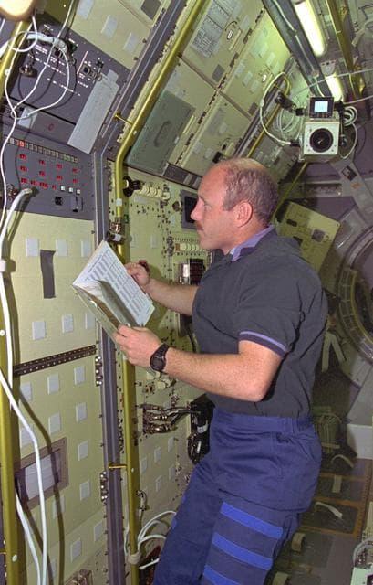 NASA image: GFFC, Commander Ken Bowersox monitors Spacelab experiment