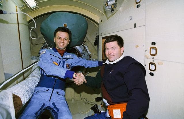 NASA image: Astronaut Cameron and Cosmonaut Gidzenko say goodbye