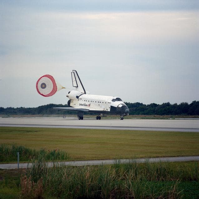 NASA image: STS-74 landing views