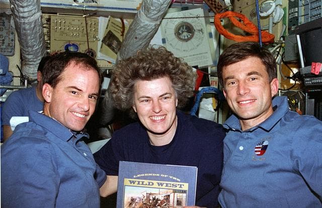 NASA image: Final gift to Shannon Lucid and farewell during closing of hatches