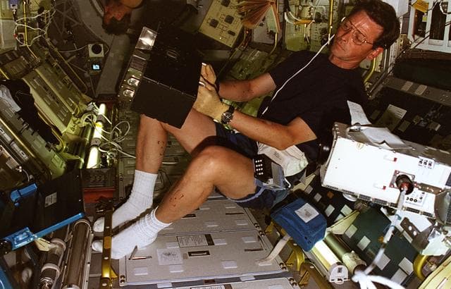 NASA image: BDPU, Favier places new test chamber into experiment module in LMS-1 Spacelab