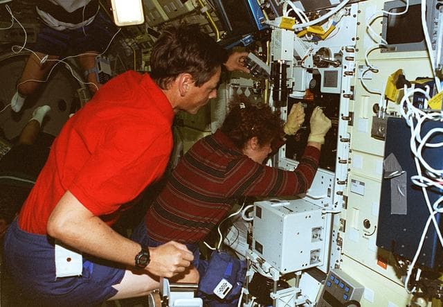 NASA image: BDPU, Helms places new test chamber into experiment module in LMS-1 Spacelab