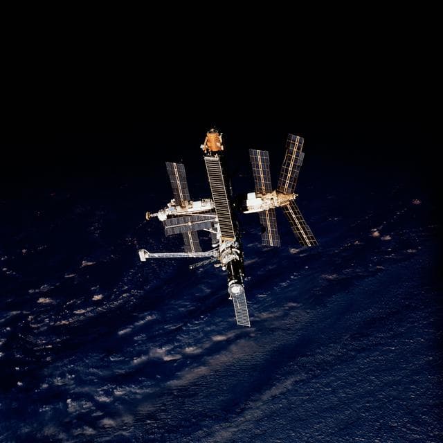 NASA image: Views of the whole Mir space station