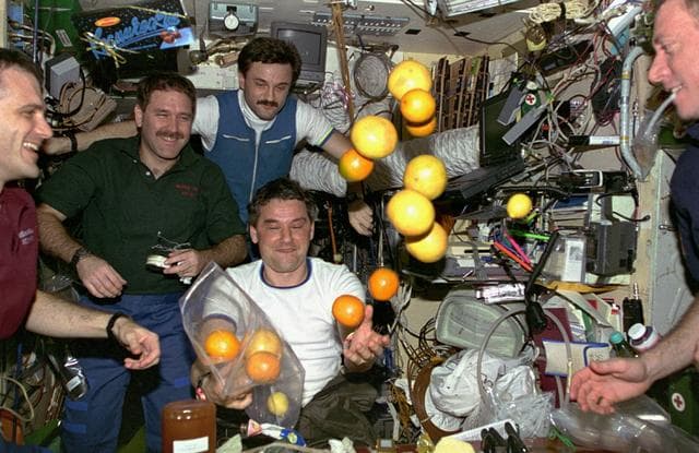 NASA image: STS-81 crew present gift of oranges and grapefruit