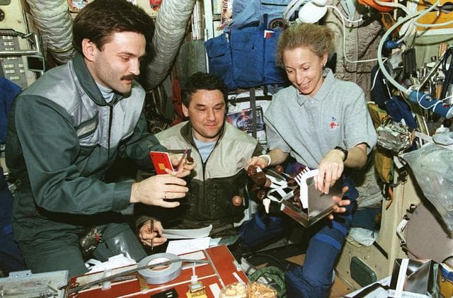 NASA image: MS Ivins shares chocolates with Mir 22 crew