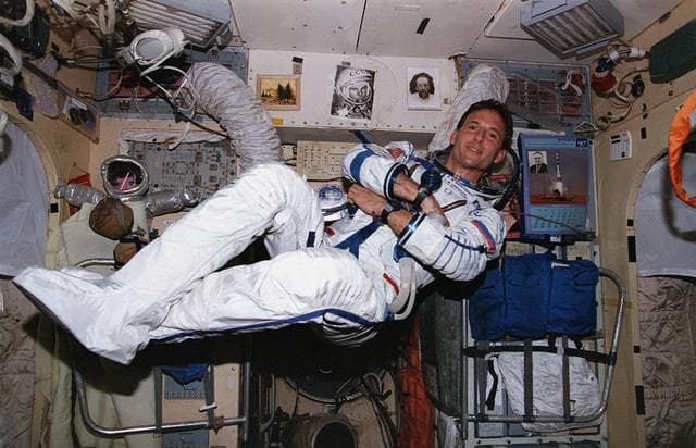 NASA image: MS Linenger performs suits check on Russian pressure suit