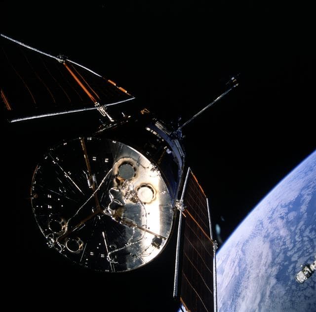 NASA image: HST, deployment of the telescope on Flight Day 9
