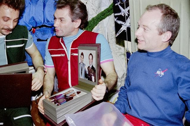 NASA image: STS-84 and Mir 23 crewmembers exchange gifts during welcome ceremony after docking