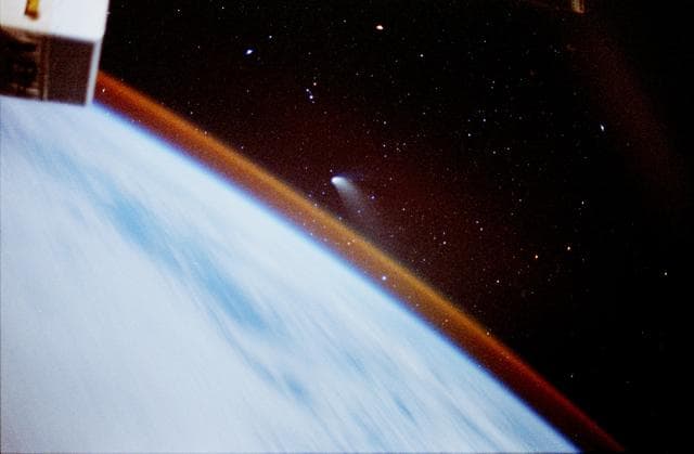 NASA image: Comet Hale-Bopp as seen over the Earth limb by STS-84 crew