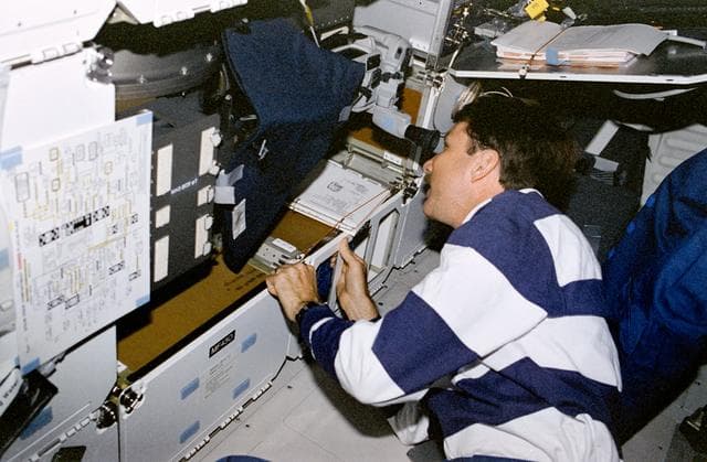 NASA image: SSCE, Rominger works with middeck experiment