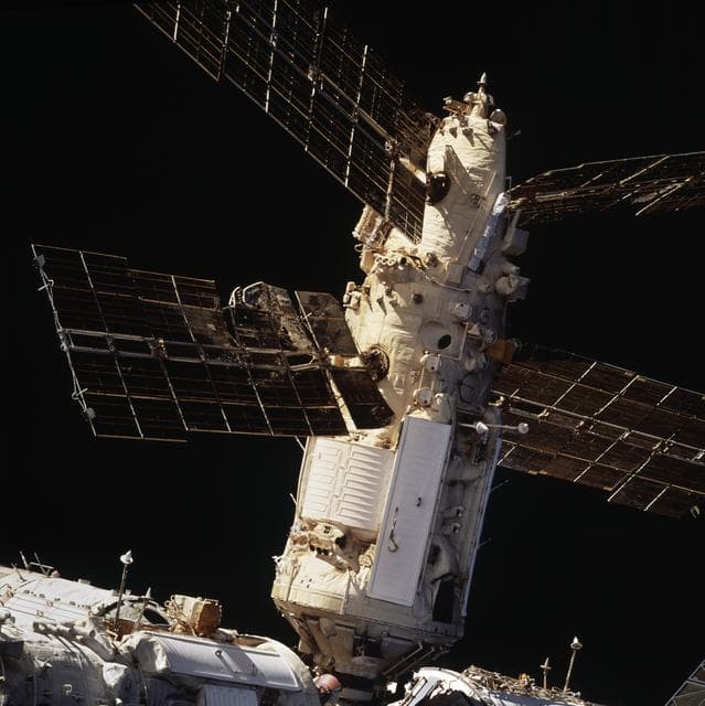 NASA image: Survey views of the Mir space station