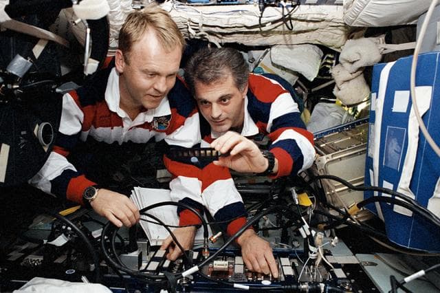 NASA image: MS Wolf shows the Cocult experiment to MS Thomas on Mir