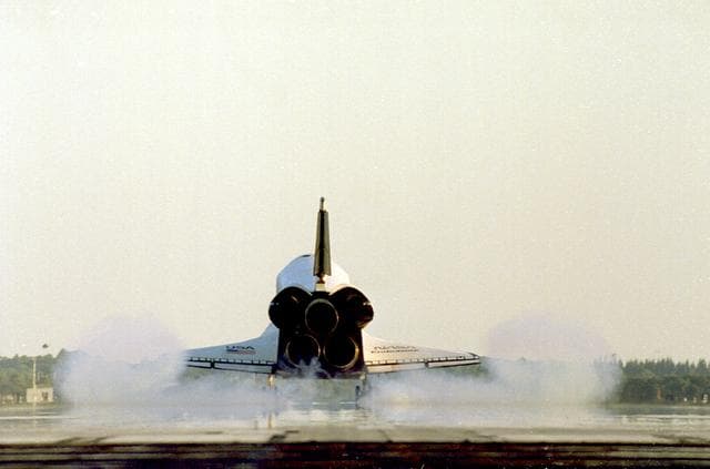 NASA image: STS-89 landing views