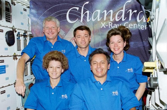 NASA image: STS-93 crewmembers assemble for crew inflight portrait on the middeck