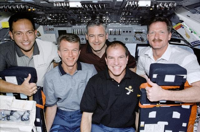The STS-97 crew poses for a group portrait on the flight deck during STS-97