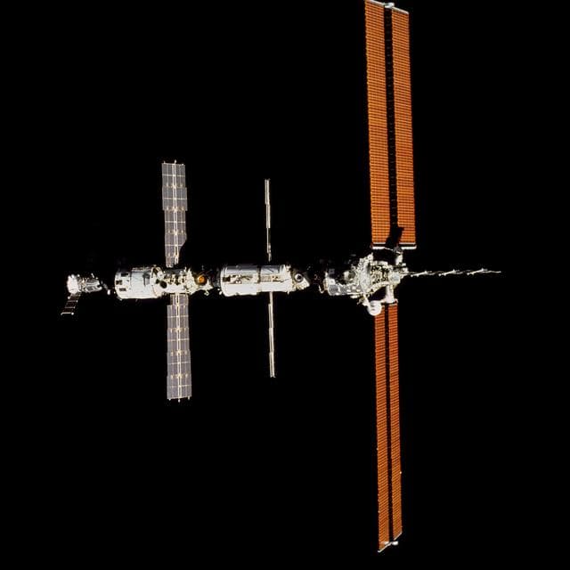 NASA image: Views of the ISS during Endeavour's final flyaround for STS-97