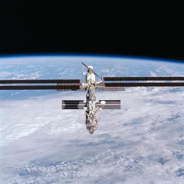 NASA image: Views of the ISS during Endeavour's final flyaround for STS-97