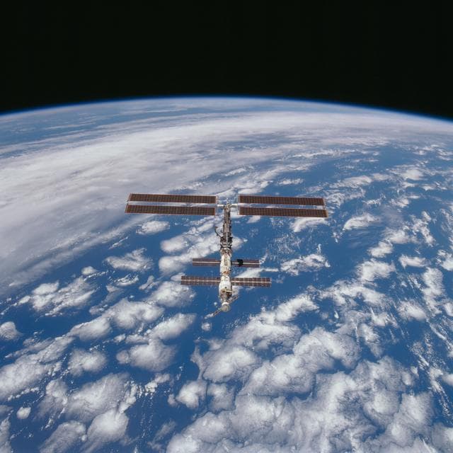 NASA image: Views of the ISS during Endeavour's final flyaround for STS-97
