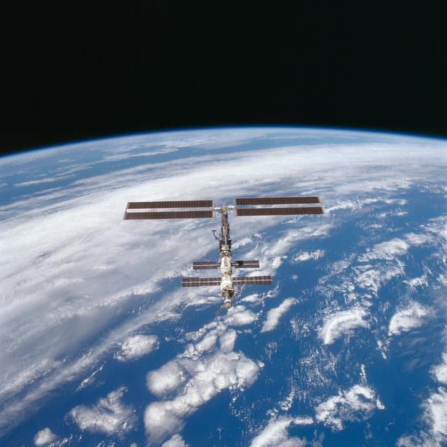 NASA image: Views of the ISS during Endeavour's final flyaround for STS-97