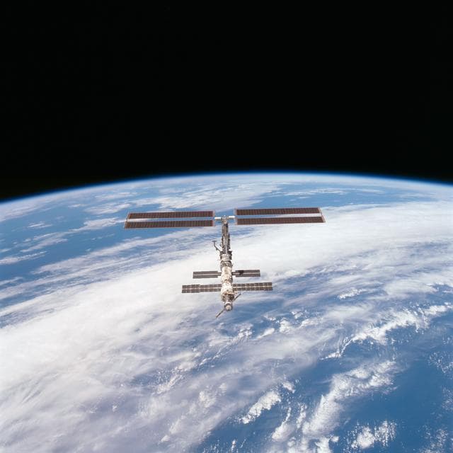 NASA image: Views of the ISS during Endeavour's final flyaround for STS-97
