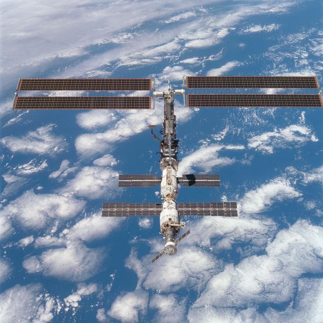 NASA image: Views of the ISS during Endeavour's final flyaround for STS-97