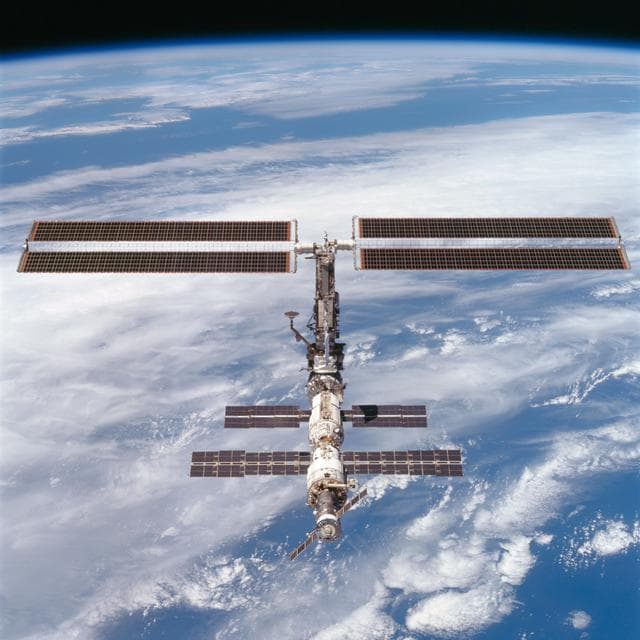 NASA image: Views of the ISS during Endeavour's final flyaround for STS-97