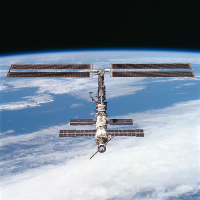 NASA image: Views of the ISS during Endeavour's final flyaround for STS-97