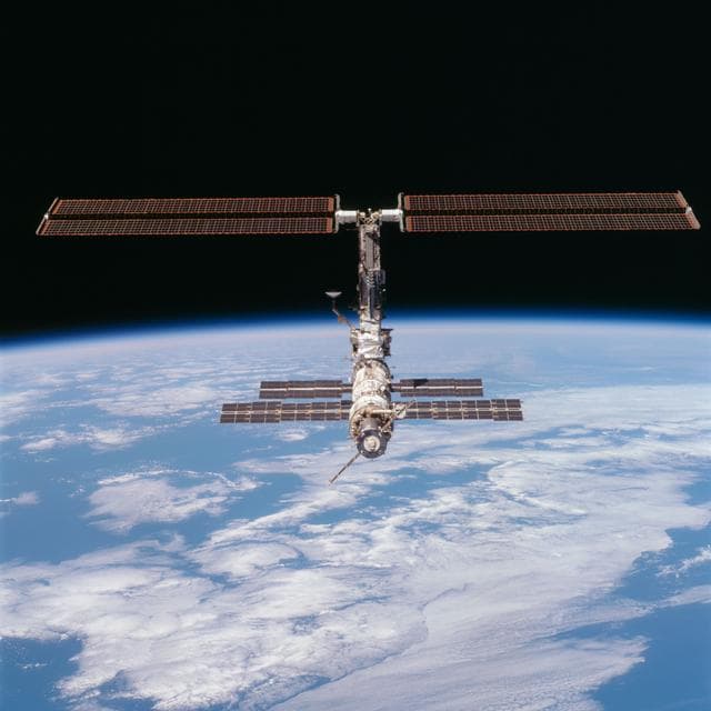 NASA image: Views of the ISS during Endeavour's final flyaround for STS-97