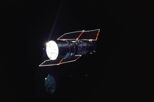 NASA image: Aproach views of the HST prior to capture